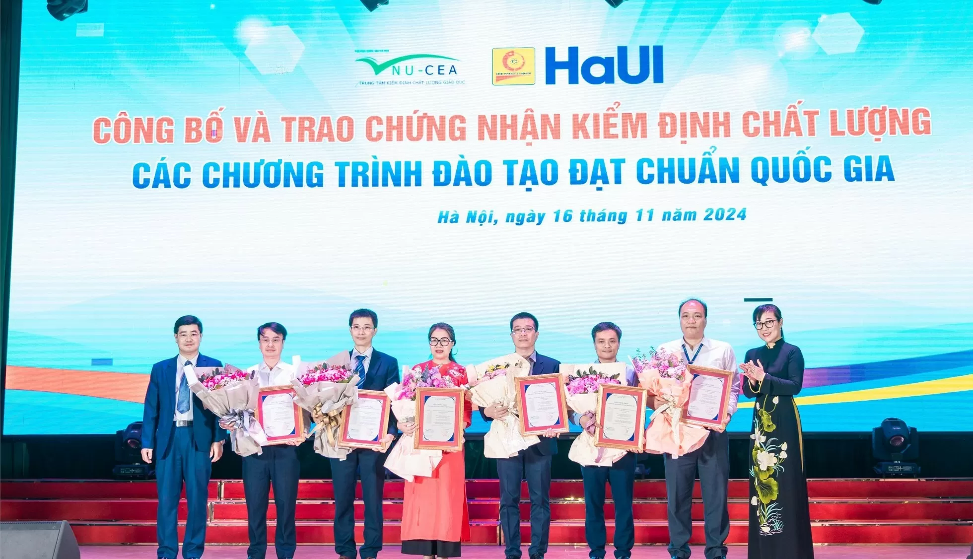 TS.Tạ Thị Thu Hiền - Giám đốc Trung tâm kiểm định chất lượng giáo dục - Đại học Quốc gia Hà Nội và TS. Nguyễn Văn Thiện, Phó Hiệu trưởng nhà trường trao chứng nhận và chúc mừng các đơn vị Trường Ngoại ngữ - Du lịch; Trường Kinh tế; Khoa CN May & TKTT; Khoa CN Hóa; Khoa CNTT; Khoa Điện tử; Trường CK - Ô tô.