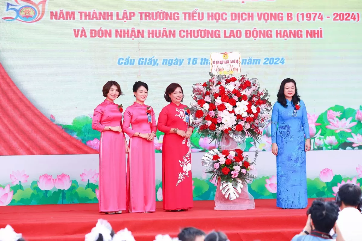 Hà Nội: Trường Tiểu học Dịch Vọng B vinh dự đón nhận Huân chương Lao động hạng Nhì