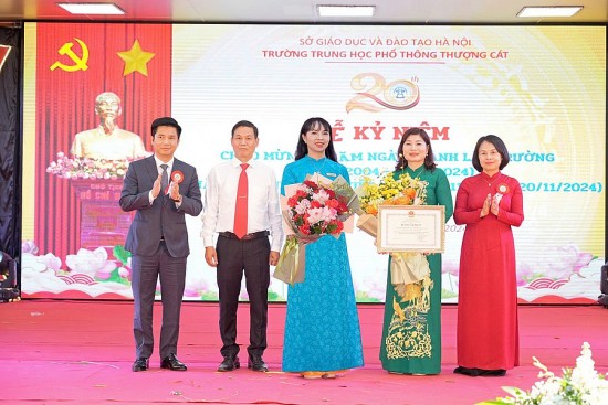 truong thpt thuong cat nhan bang khen cua bo giao duc va dao tao nhan ky niem 20 nam thanh lap