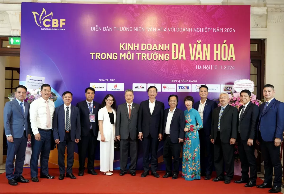 Đồng chí Trần Quang Dũng - Phó Bí thư thường trực Đảng ủy Petrovietnam chúc mừng các “Doanh nghiệp đạt chuẩn Văn hóa kinh doanh” ngành Dầu khí