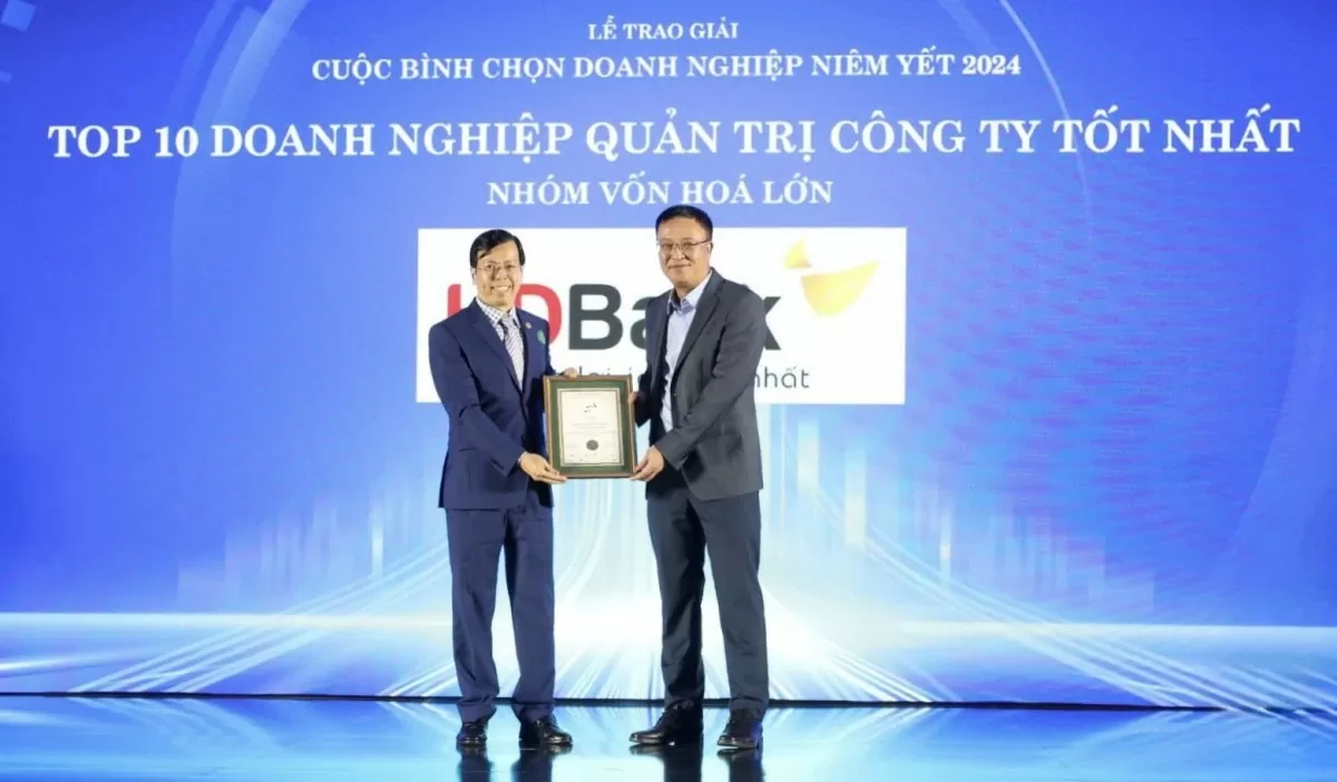 Ông Bùi Hoàng Hải - Phó Chủ tịch Ủy ban Chứng khoán Nhà nước trao tặng giải Top 10 Doanh nghiệp có thực hành Quản trị Công ty Tốt nhất cho HDBank.