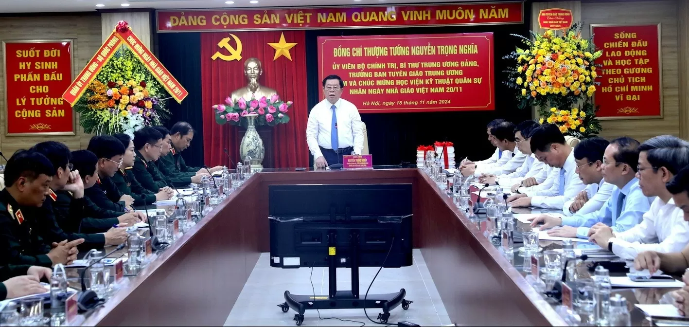 Trưởng ban Tuyên giáo Trung ương Nguyễn Trọng Nghĩa thăm, chúc mừng Học viện Kỹ thuật Quân sự