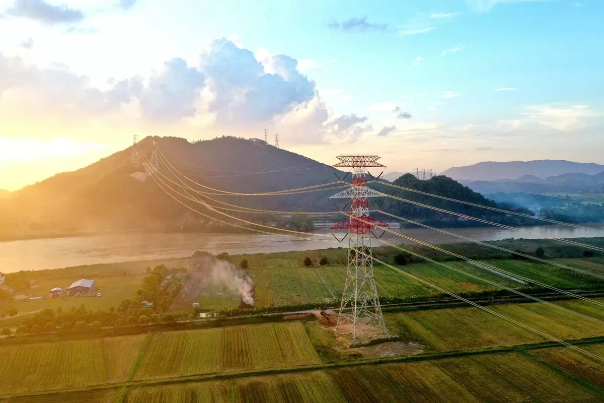 Đường dây 500kV mạch 3 đoạn vượt sông Lam. Ảnh: EVN