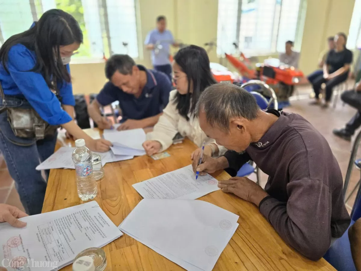 VEAM trao tặng 25 máy cày cho hộ nghèo ở Bát Xát (Lào Cai)