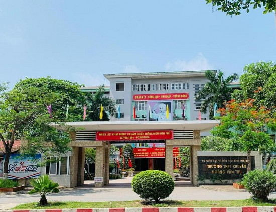 truong thpt chuyen hoang van thu canh chim dau dan cua nganh giao duc hoa binh