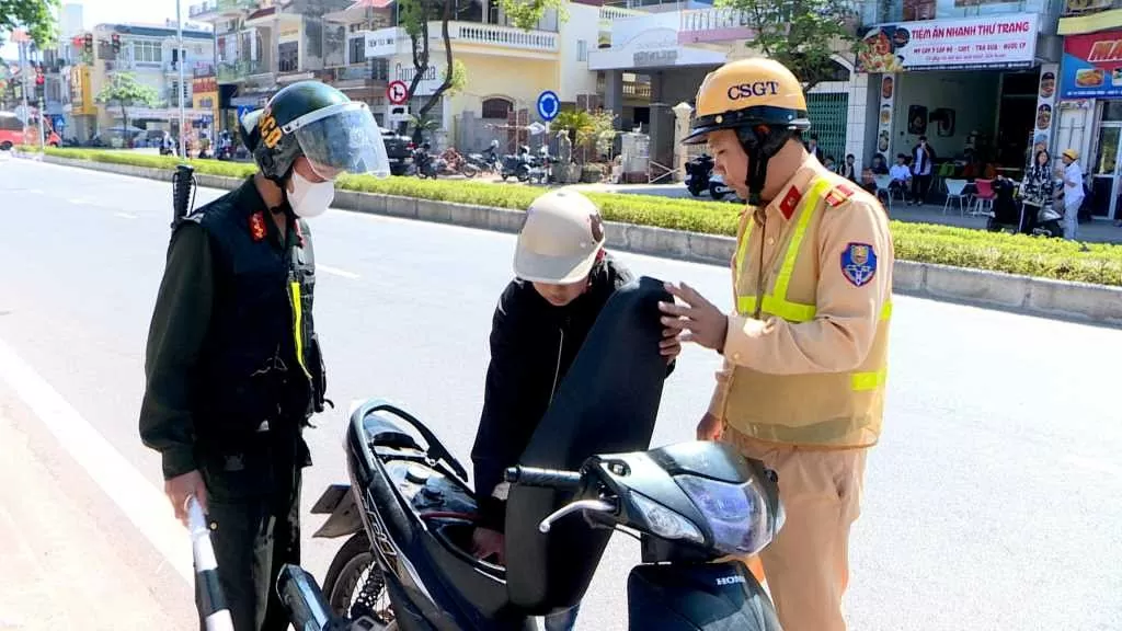 Cảnh sát giao thông tỉnh Quảng Ninh kiểm tra, xử lý các trường hợp vi phạm luật giao thông (Ảnh: Cổng thông tin tỉnh Quảng Ninh).