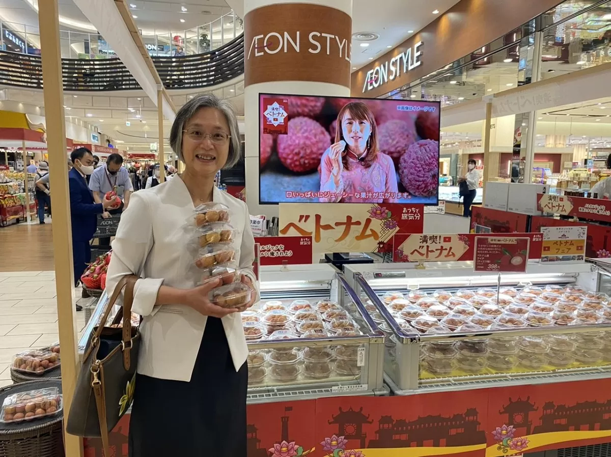 Vietnamese goods are bustlingly exported to the world through distribution channels.