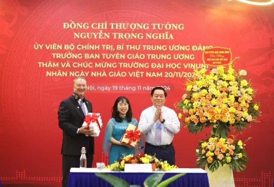 Trưởng ban Tuyên giáo Trung ương Nguyễn Trọng Nghĩa thăm, chúc mừng Trường Đại học VinUni