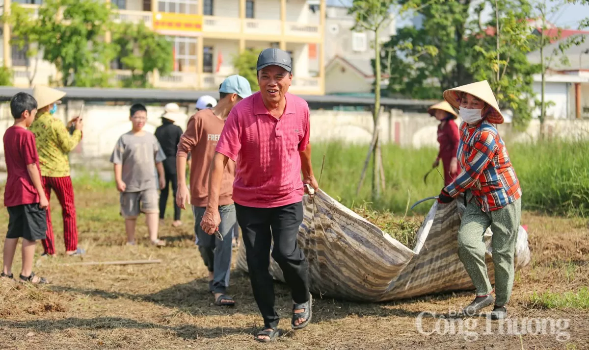 Hà Tĩnh: ‘Thầy giáo Tây’ dạy tiếng anh miễn phí cho trẻ nhỏ, mê cắt cỏ làm đẹp môi trường