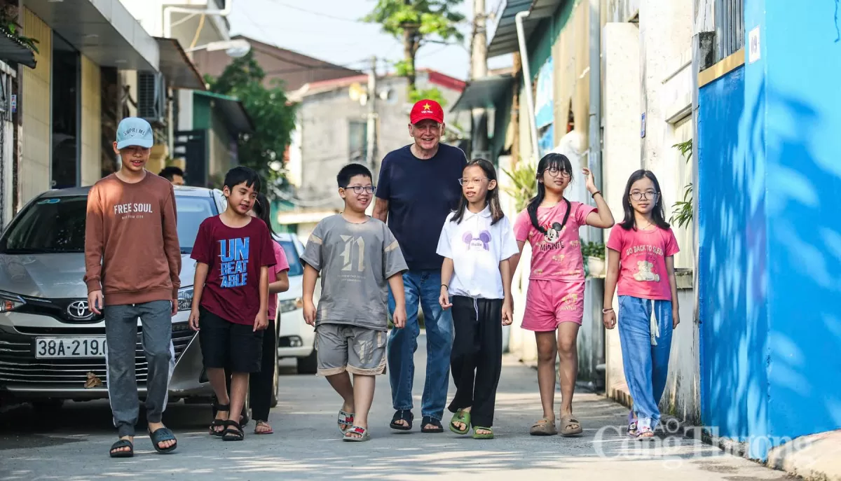 Hà Tĩnh: ‘Thầy giáo Tây’ dạy tiếng anh miễn phí cho trẻ nhỏ, mê cắt cỏ làm đẹp môi trường