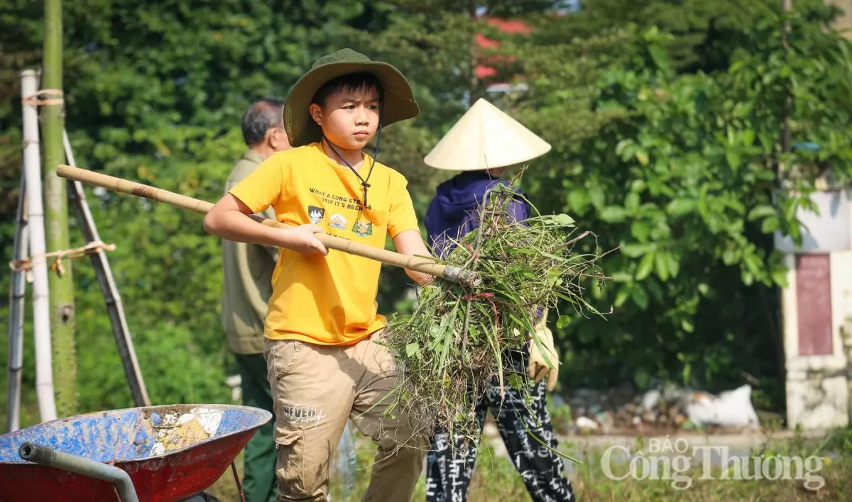 Hà Tĩnh: ‘Thầy giáo Tây’ dạy tiếng anh miễn phí cho trẻ nhỏ, mê cắt cỏ làm đẹp môi trường