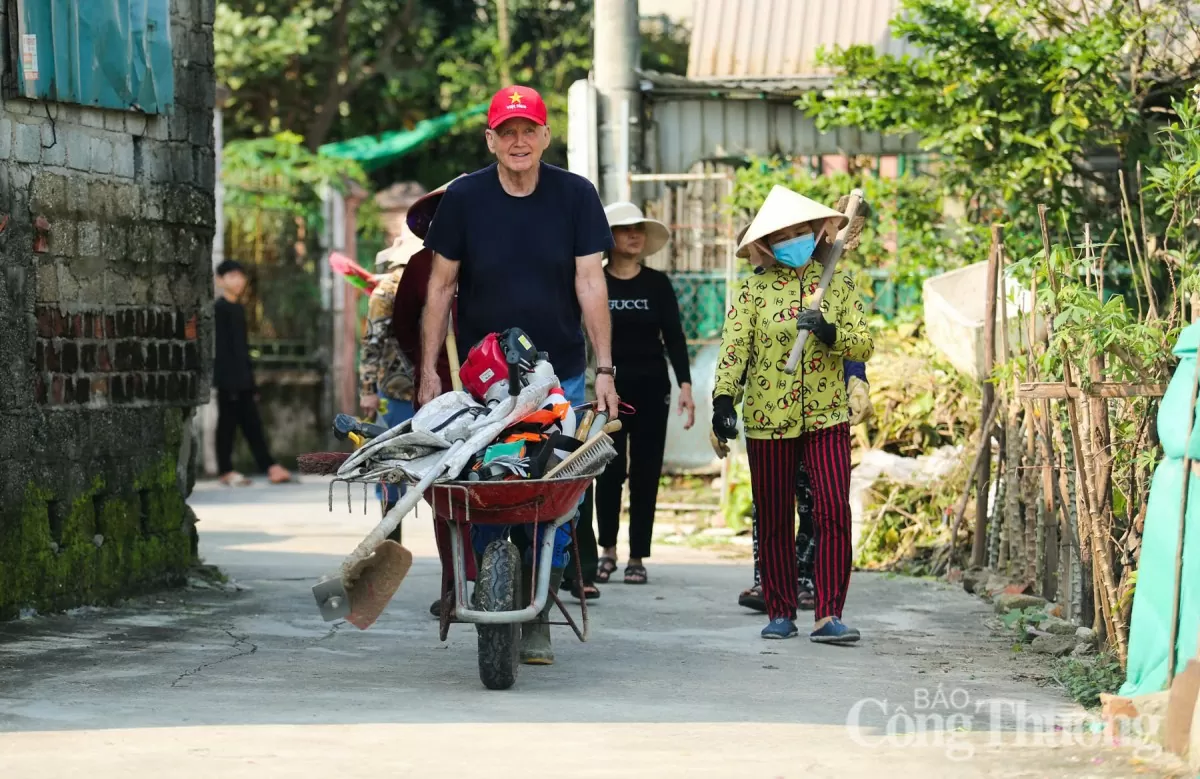 Hà Tĩnh: ‘Thầy giáo Tây’ dạy tiếng anh miễn phí cho trẻ nhỏ, mê cắt cỏ làm đẹp môi trường