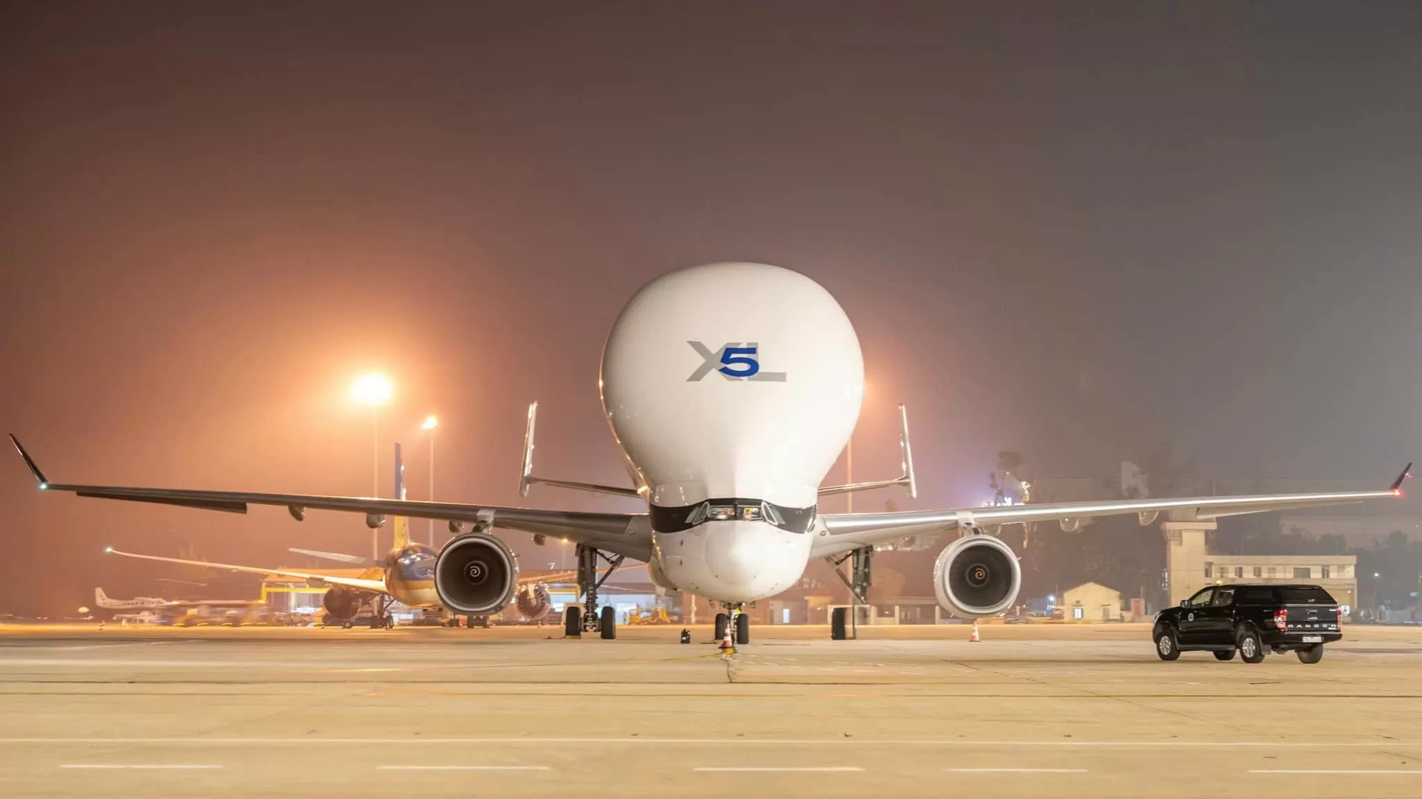 Đáng chú ý, máy bay hình cá voi trắng nổi tiếng của Airbus sẽ phục vụ hãng hàng không chở hàng Airbus Beluga Transport, chuyên chở vệ tinh, trực thăng, động cơ máy bay. Ảnh: NIA