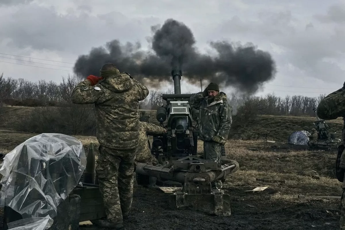 Binh sĩ Ukraine khai hỏa ở Donetsk. Ảnh: AFP