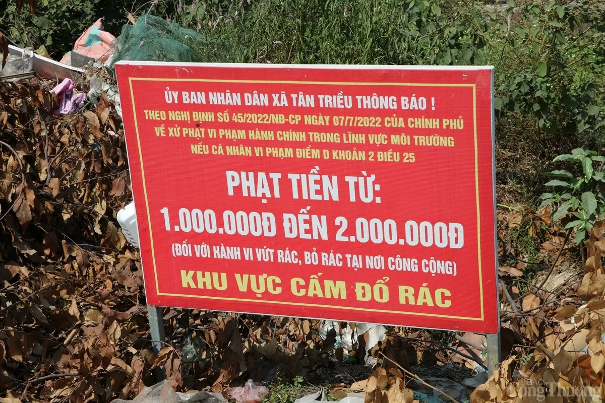 Thanh Trì (Hà Nội): Rác thải ngập tràn trên vỉa hè đường Phạm Tu, chiếm hết lối của người đi bộ