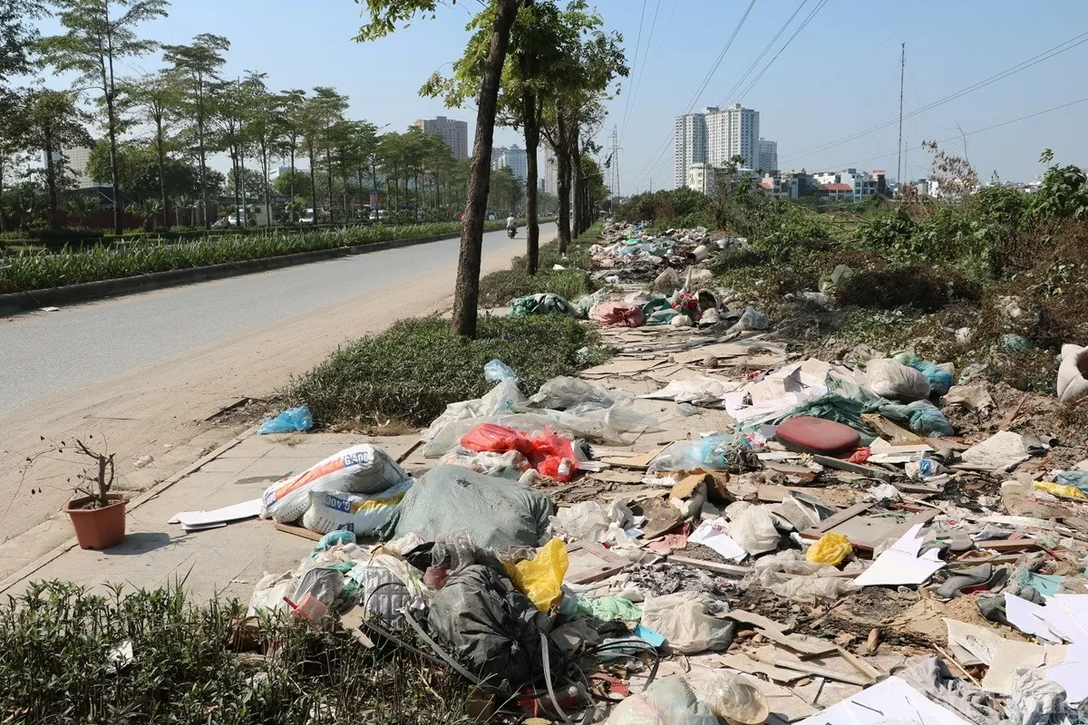 Thanh Trì (Hà Nội): Rác thải ngập tràn trên vỉa hè đường Phạm Tu, chiếm hết lối của người đi bộ