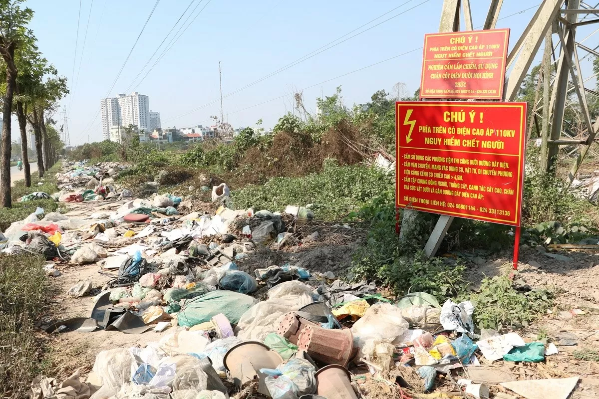 Thanh Trì (Hà Nội): Rác thải ngập tràn trên vỉa hè đường Phạm Tu, chiếm hết lối của người đi bộ