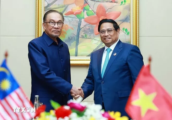 Thủ tướng Phạm Minh Chính gặp Thủ tướng Malaysia Anwar Ibrahim trong chuyến tham dự Hội nghị Cấp cao ASEAN lần thứ 44, 45 và các hội nghị cấp cao liên quan tại Vientiane (Lào). Ảnh: TTXVN