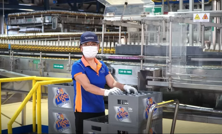 Dây chuyền sản xuất bia tự động tại Nhà máy bia Heineken Việt Nam - Hà Nội