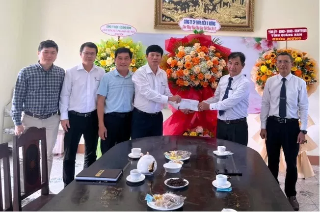 Ông Phạm Đình Quang - Phó TGĐ AVC (thứ ba từ phải qua) cùng Đoàn công tác AVC thăm và chúc mừng tại trường Cao Đẳng Điện lực Miền Trung (Ảnh:CTV)