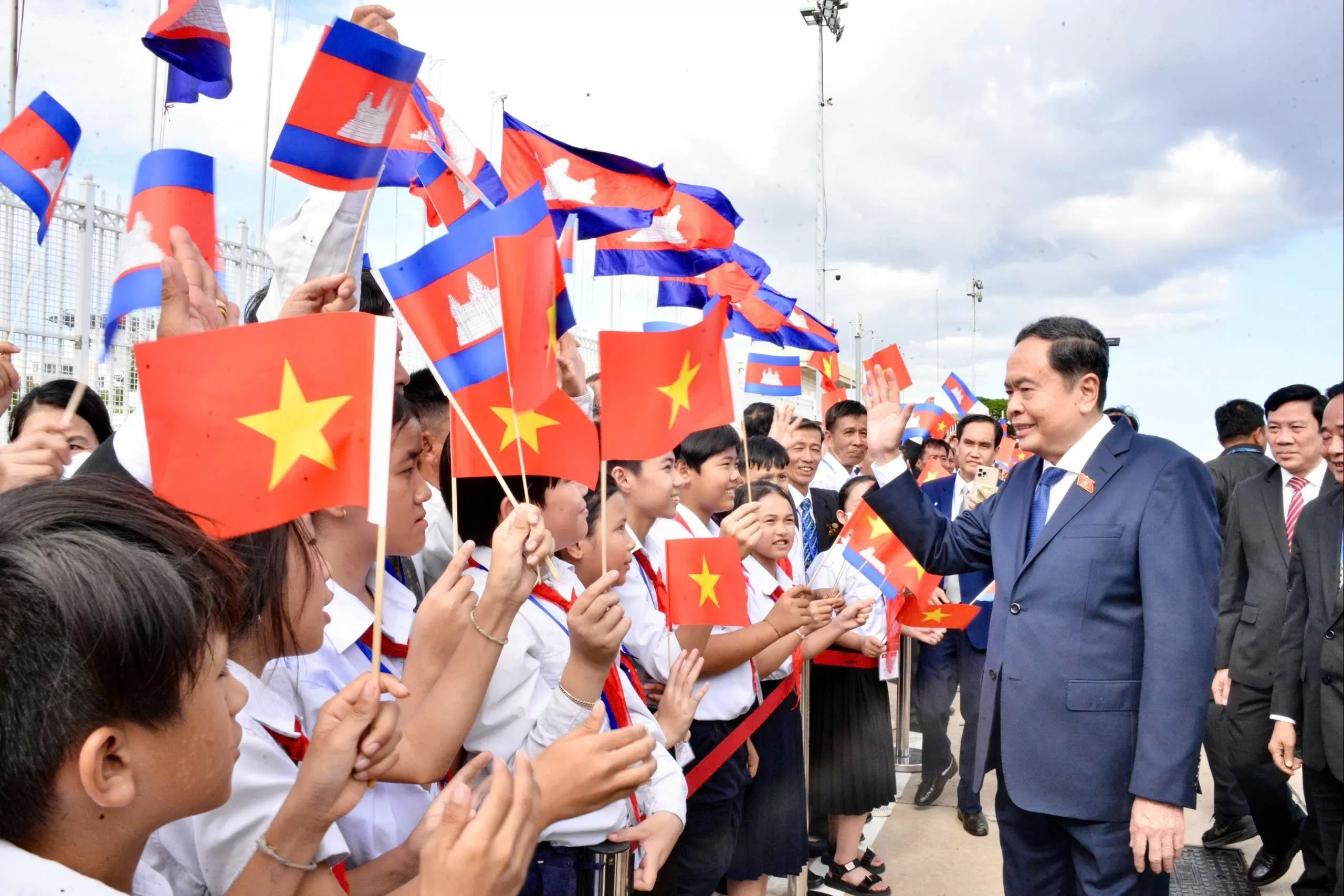 chu tich quoc hoi tran thanh man toi thu do phnom penh bat dau chuyen tham chinh thuc campuchia