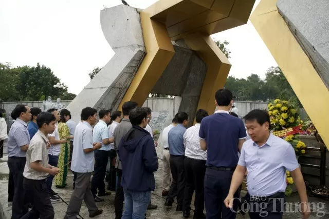 Đoàn công tác Bộ Công Thương dâng hương tri ân các anh hùng tại tỉnh Quảng Trị