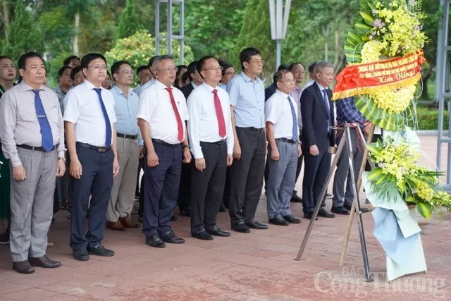 doan cong tac bo cong thuong dang huong tri an cac anh hung liet si tai tinh quang tri