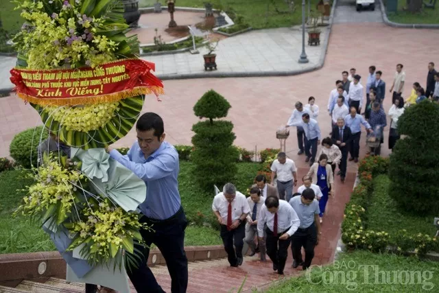 Đoàn công tác Bộ Công Thương dâng hương tri ân các anh hùng tại tỉnh Quảng Trị