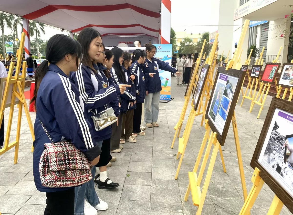 Triển lãm tranh, ảnh, tư liệu tuyên truyền phòng, chống rác thải nhựa tại Thanh Hóa