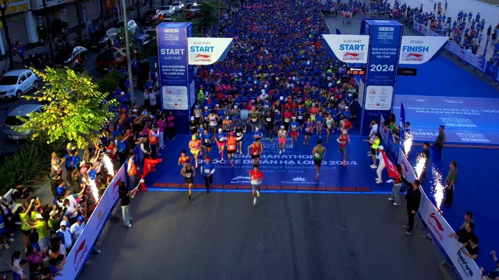Giải chạy Marathon Quốc tế Di sản Hạ Long (Halong Bay Heritage Marathon) năm 2024 vừa tổ chức thu hút 13.500 vận động viên trong và ngoài nước. Ảnh: Hà Phong