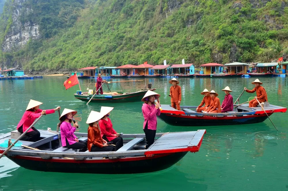 Trình diễn hát giao duyên ở làng chài Cửa Vạn do con em ngư dân là cán bộ, nhân viên Ban quản lý Vịnh Hạ Long biểu diễn.