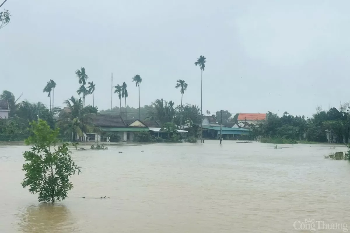 Lũ lên nhanh gây ngập lụt diện rộng tại thị xã Đức Phổ, tỉnh Quảng Ngãi.  Ảnh 2: Tại phường Phổ Minh, thị xã Đức Phổ có 70 hộ bị ngập, có nơi nước dâng cao lên đến 1,7m.