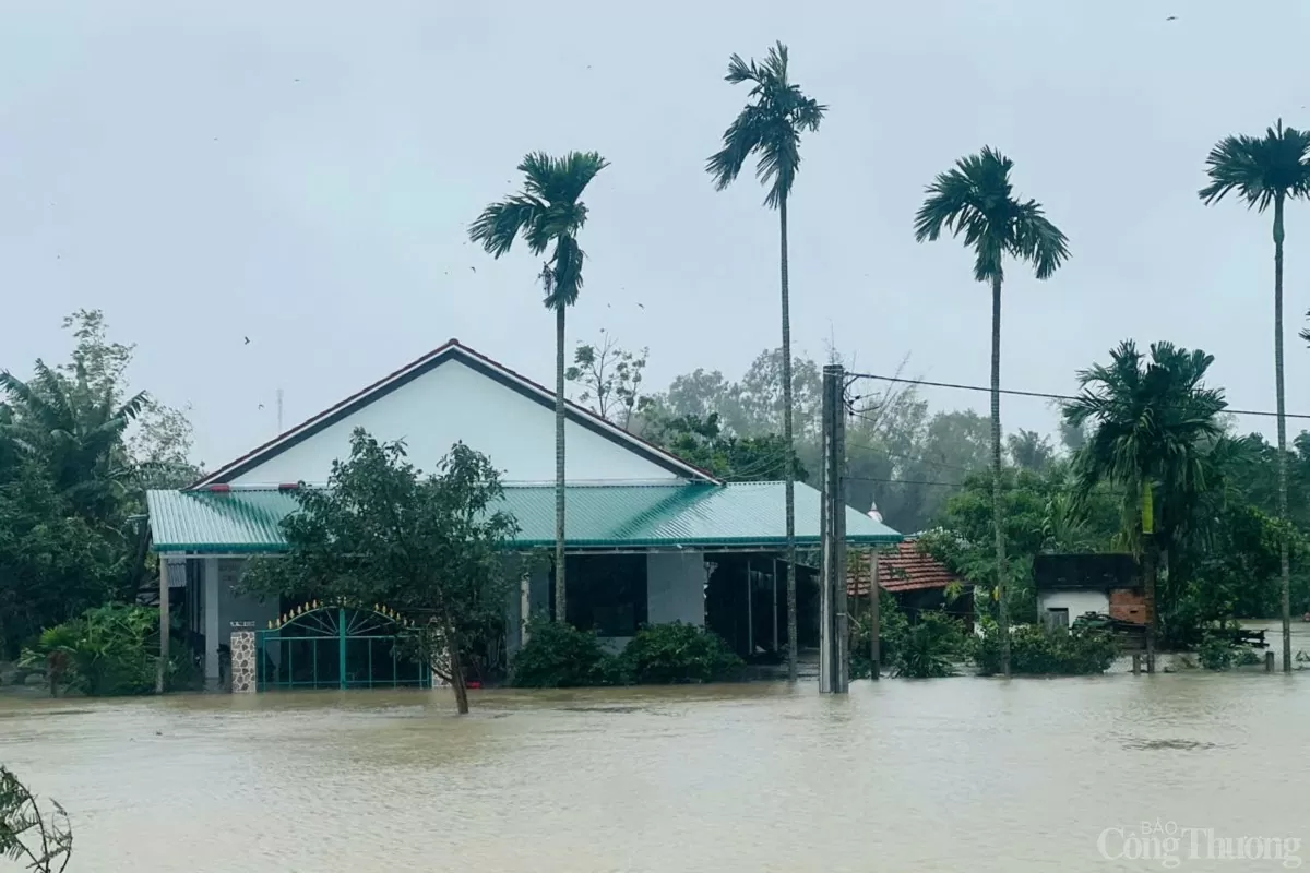 Tại phường Phổ Minh, thị xã Đức Phổ có 70 hộ bị ngập, có nơi nước dâng cao lên đến 1,7m.