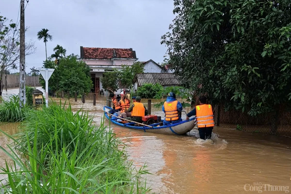 Chính quyền địa phương khẩn cấp di dời các hộ dân thuộc khu vực ngập sâu đến nơi an toàn.