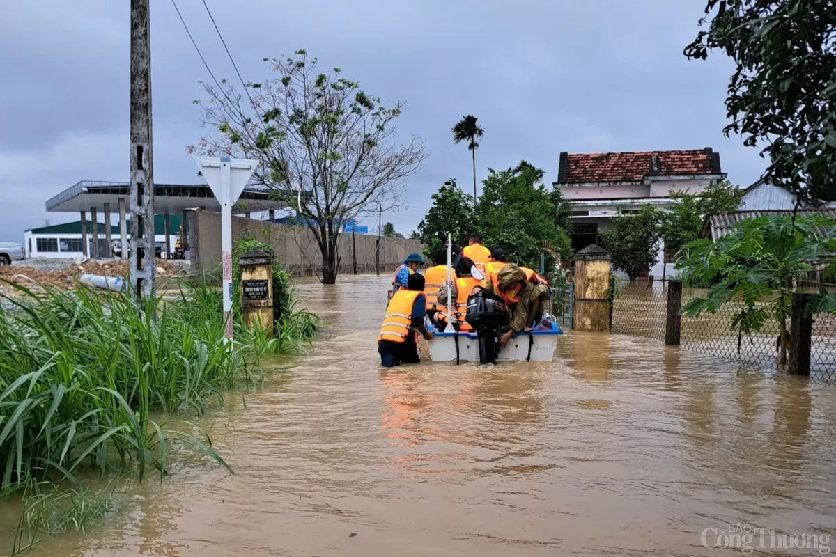 Lực lượng chức năng đi từng nhà kiểm tra và hỗ trợ di dời