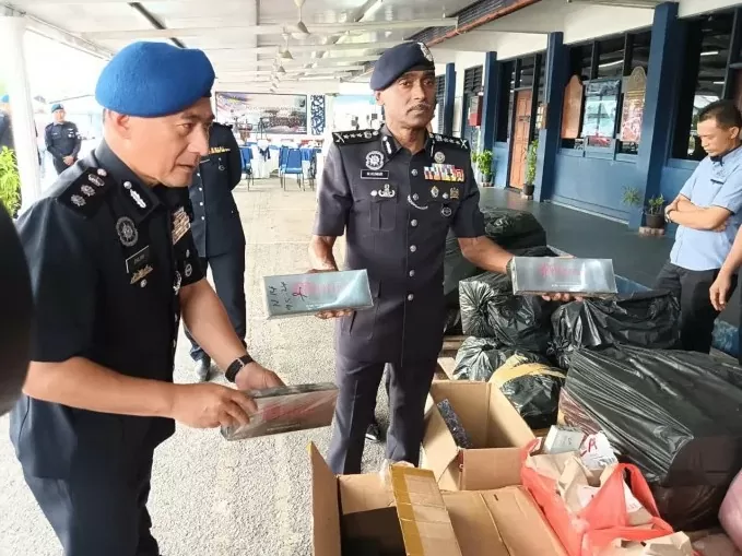 Các lô hàng thuốc lá lậu trị giá hàng triệu RM bị tịch thu tại Malaysia. (Nguồn: tờ MalaysiaGazette)