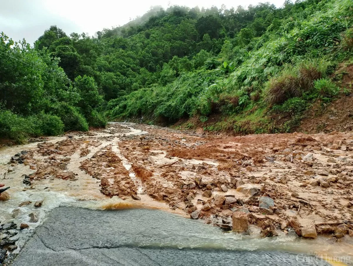 Mưa lớn khiến cho đất đá tràn xuống mặt đường, gây ách tắc giao thông