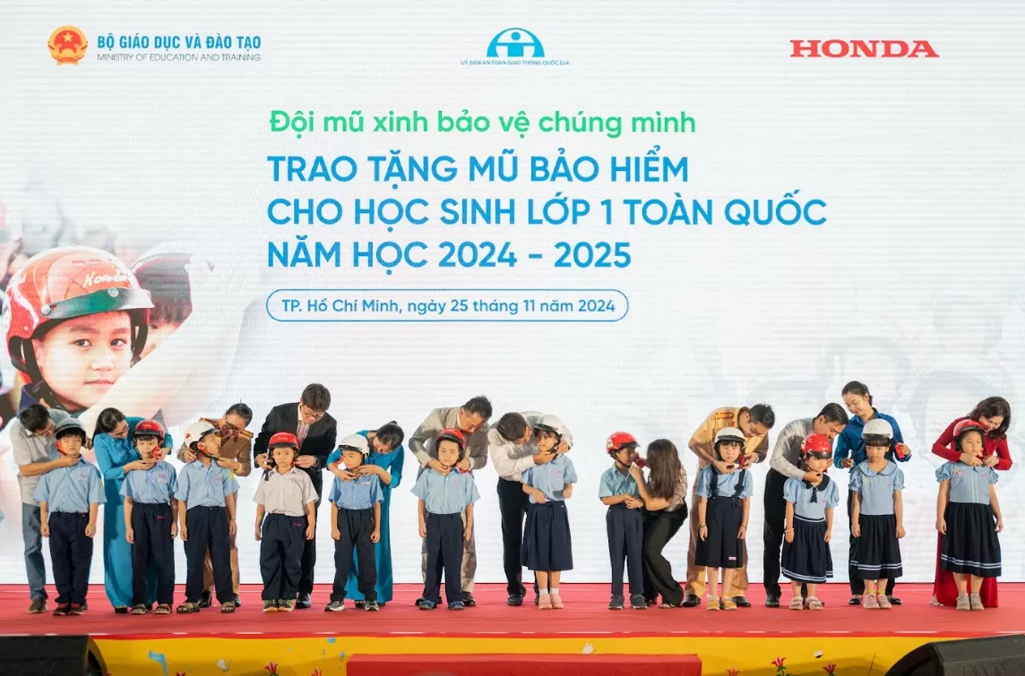 Trao tặng mũ bảo hiểm và hướng dẫn an toàn giao thông cho học sinh lớp Một khu vực phía Nam