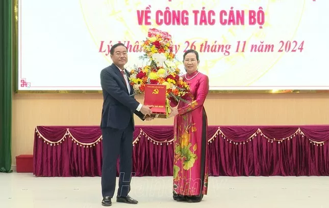 Bà Lê Thị Thủy, Ủy viên Trung ương Đảng, Bí thư Tỉnh ủy, Chủ tịch HĐND tỉnh trao quyết định, tặng hoa chúc mừng ông Trần Văn Thuấn. Ảnh: Truyền hình Hà Nam,