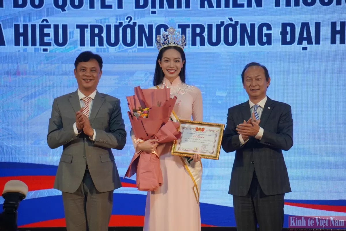 Đại học Đà Nẵng và Trường Đại học Ngoại ngữ đã tổ chức tuyên dương, khen thưởng và trao học bổng cho hoa hậu Thanh Thuỷ