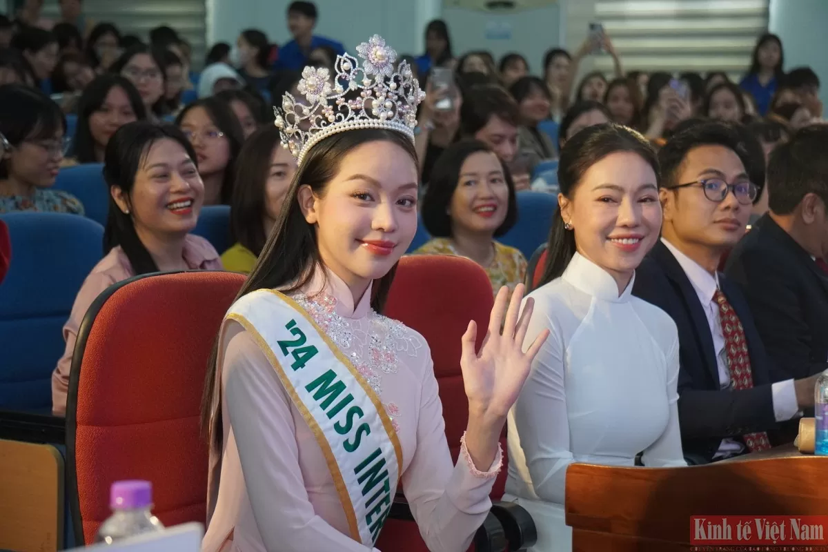 Thanh Thủy cho biết, trong hành trình cuộc thi vừa qua, cô luôn tích cực quảng bá văn hóa, hình ảnh đẹp của Đà Nẵng và Việt Nam với bạn bè quốc tế