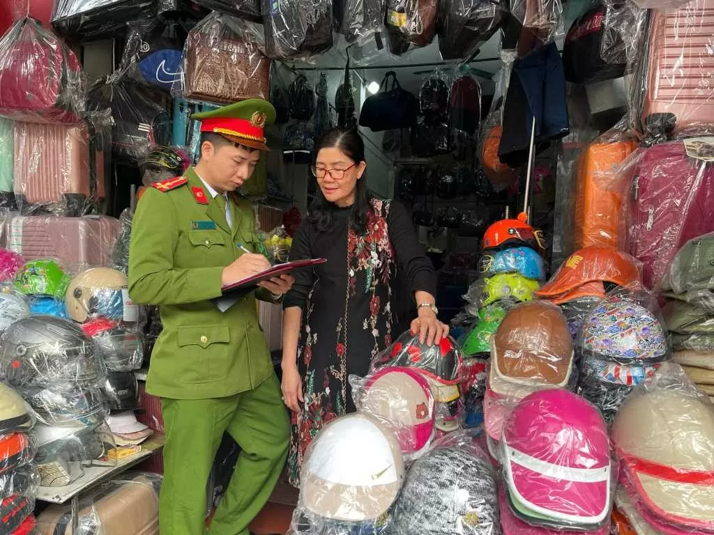 Công an phường Quang Trung (TP Uông Bí) tuyên truyền về phát hiện, tố giác tội phạm, đấu tranh phòng chống ma túy tới người dân trên địa bàn.