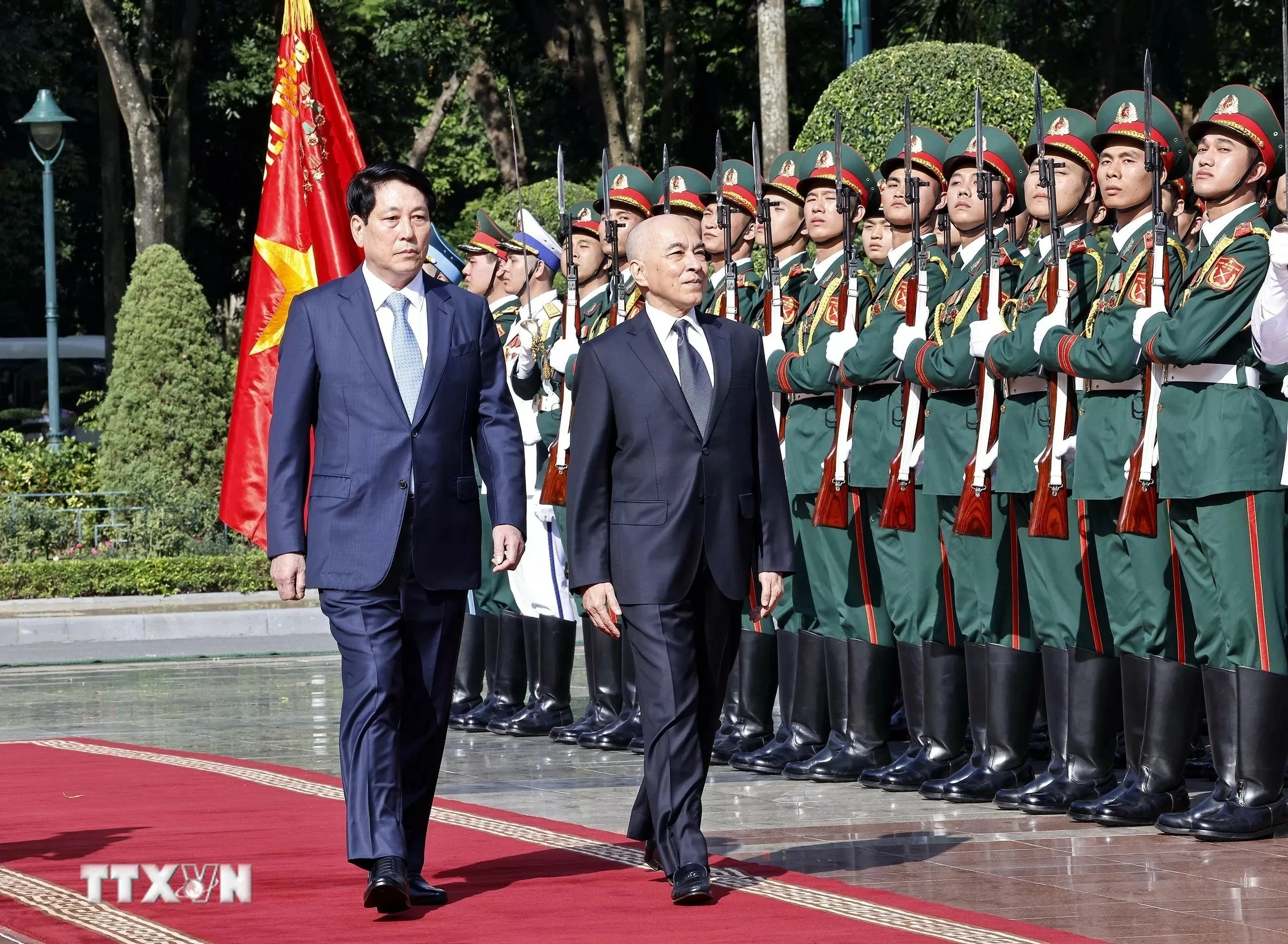 Chủ tịch nước Lương Cường và Quốc vương Campuchia Norodom Sihamoni duyệt Đội danh dự Quân đội Nhân dân Việt Nam