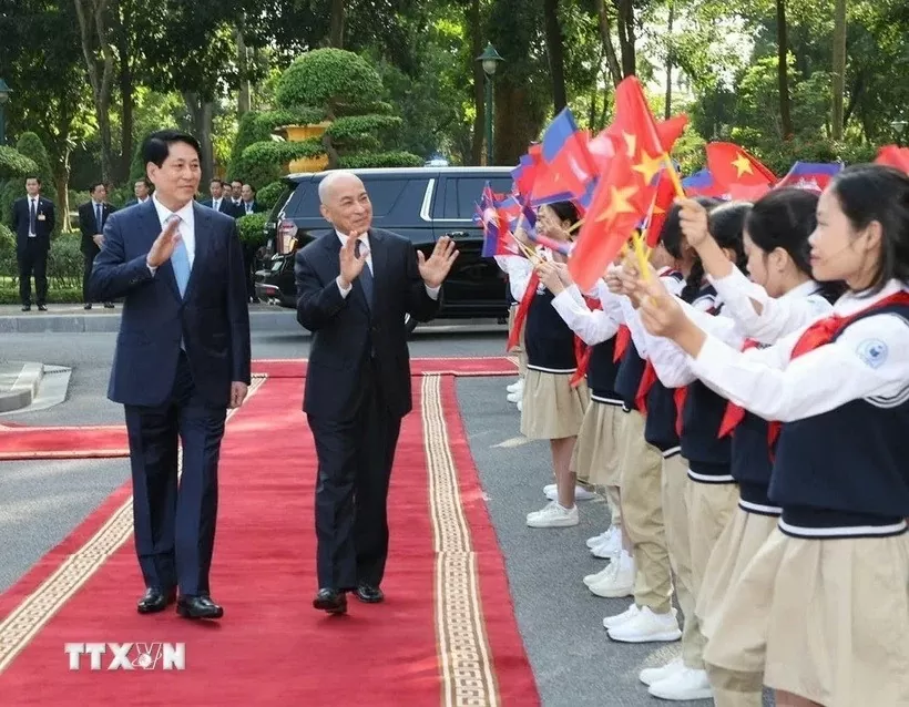 Thiếu nhi Thủ đô chào đón Quốc vương Campuchia Norodom Sihamoni thăm cấp Nhà nước tới Việt Nam