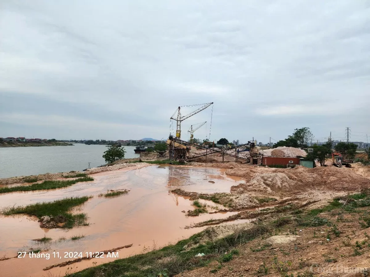 Bắc Giang: Bãi tập kết trái phép đe dọa an toàn đê điều