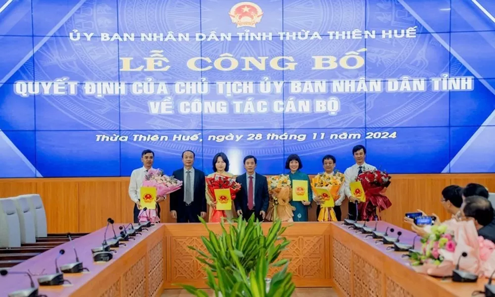 Lãnh đạo tỉnh Thừa Thiên – Huế tặng hoa chúc mừng cho các đồng chí vừa được bổ nhiệm. Ảnh: Báo Xây dựng