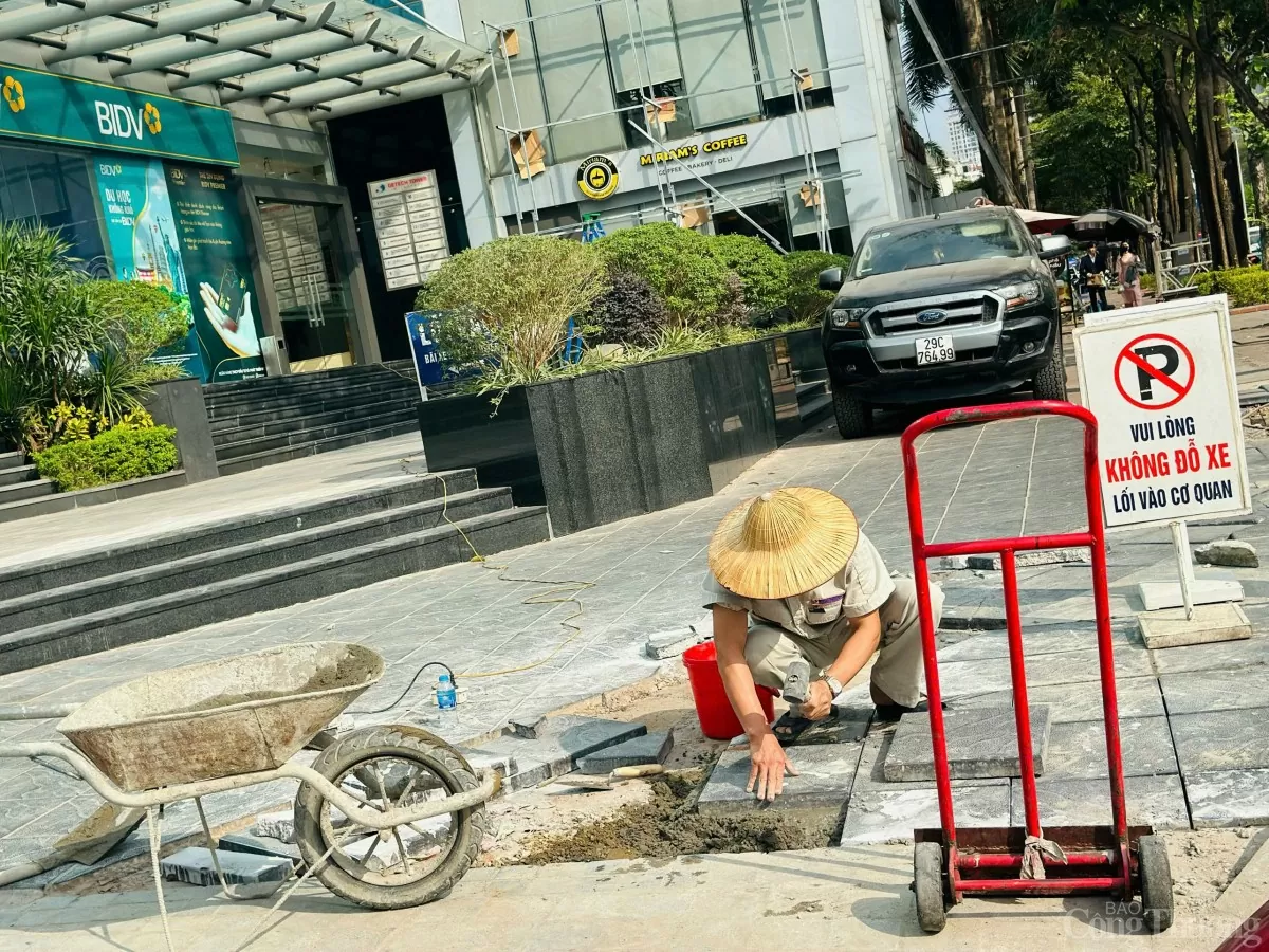 Lãng phí xây dựng vỉa hè tại Hà Nội: Cuối năm lại thấy… ông đào đường!