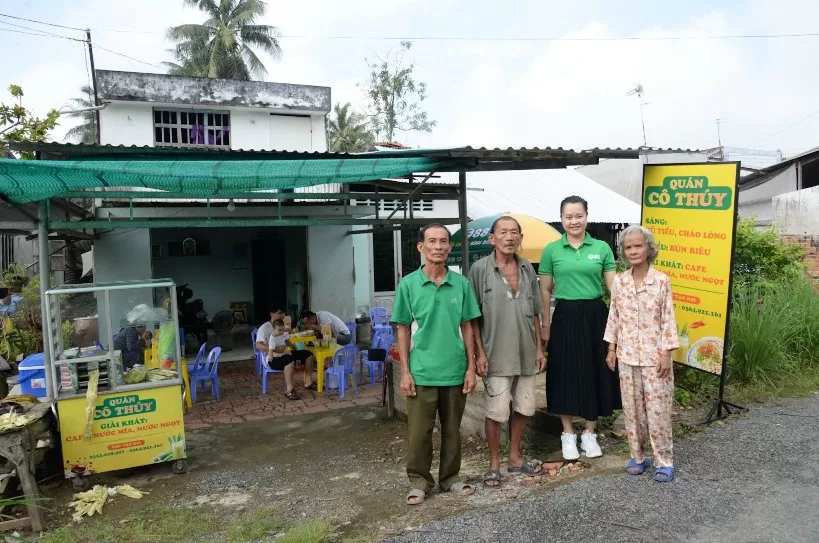 Ông Nguyễn Văn Tiến, Bí thư chi bộ, Trưởng ấp Phước Trạch, xã Phước Thạnh  và đại diện chương trình Ước mơ xanh cùng vợ chồng cô Thuý trong ngày khai trương quán