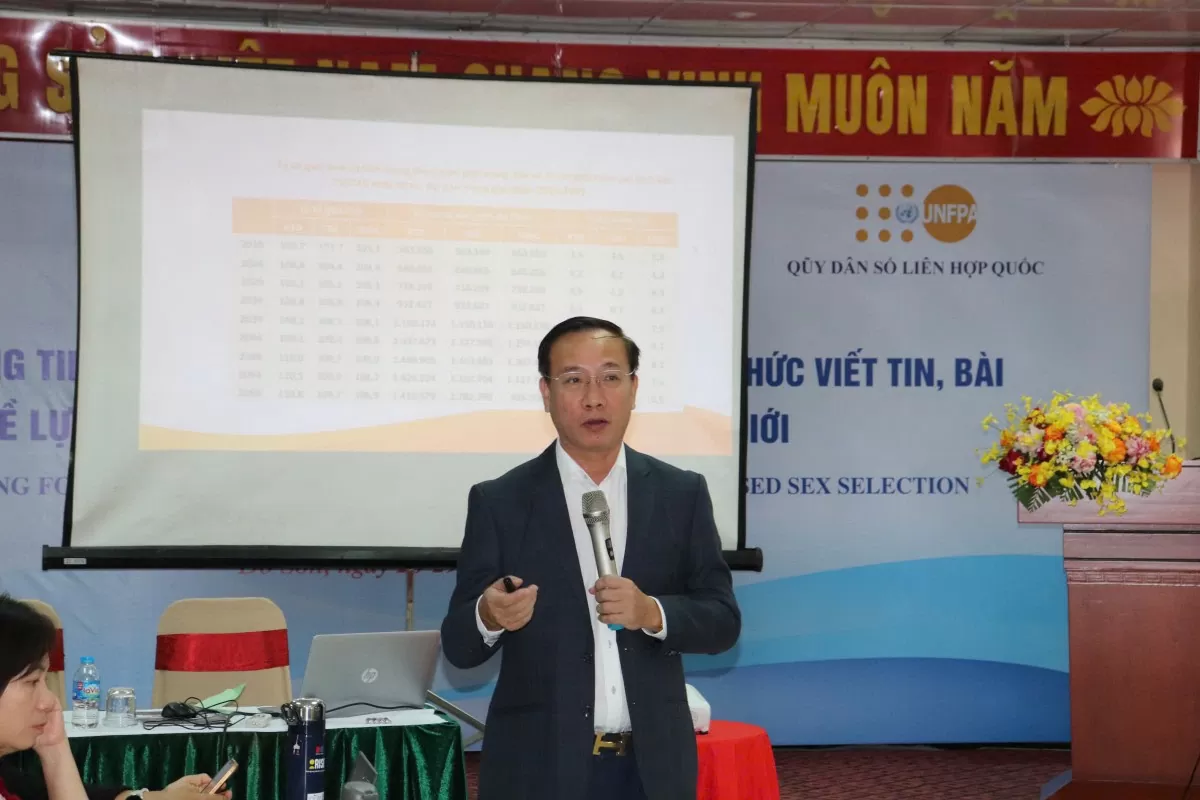 Bác sĩ Mai Trung Sơn, Chuyên viên Cao cấp Cục Dân số chia sẻ về giải pháp tại buổi tập huấn. Ảnh Minh Trí