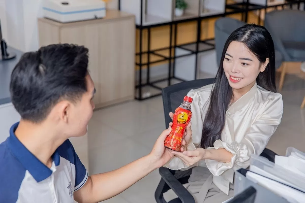 Nóng trong người khi làm ngày và tăng ca đêm cuối năm: Làm gì để thanh lọc làm mát cơ thể?